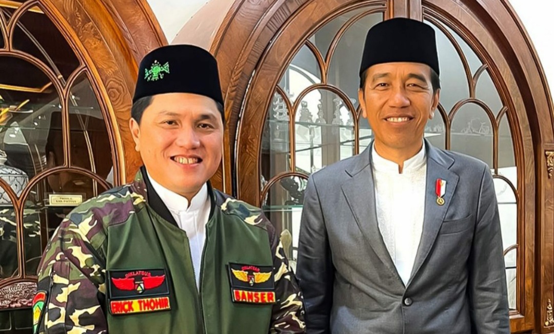 Erick Thohir berjaket Banser saat membersamai Presiden Jokowi di puncak Resepsi 1 Abad NU. (Foto: IG Erick Thohir)