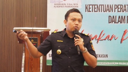 KEDEPANKAN PREVENTIF: KPPBC Tipe Madya Pabean C Madura berkomitmen membantu pengusaha rokok ilegal menjadi legal. (Khoyrul Umam Syarif/Kabar Madura)