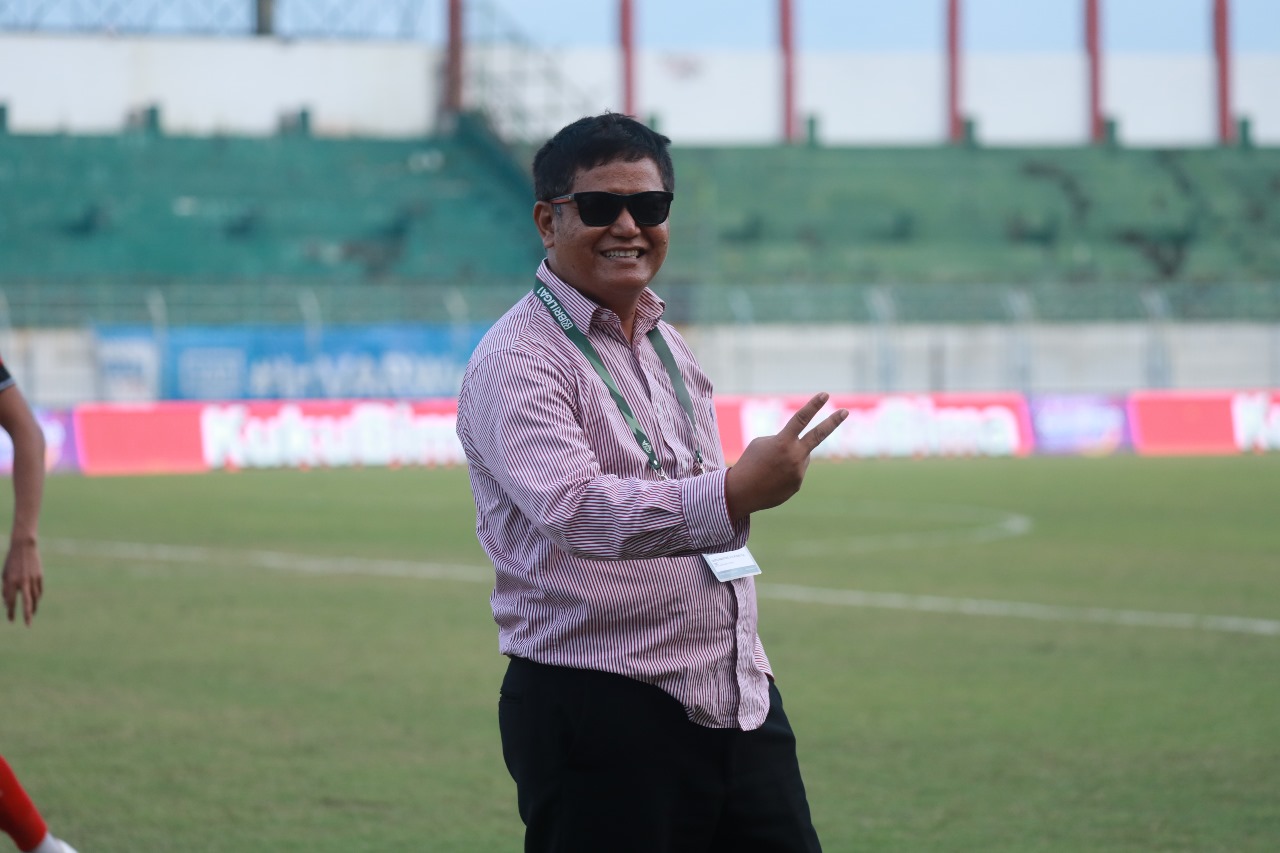 INSPIRATIF: Sapto Wahyono, SSO Madura United saat berfoto di lapangan sepak bola. (Khoyrul Umam Syarif/Kabar Madura)