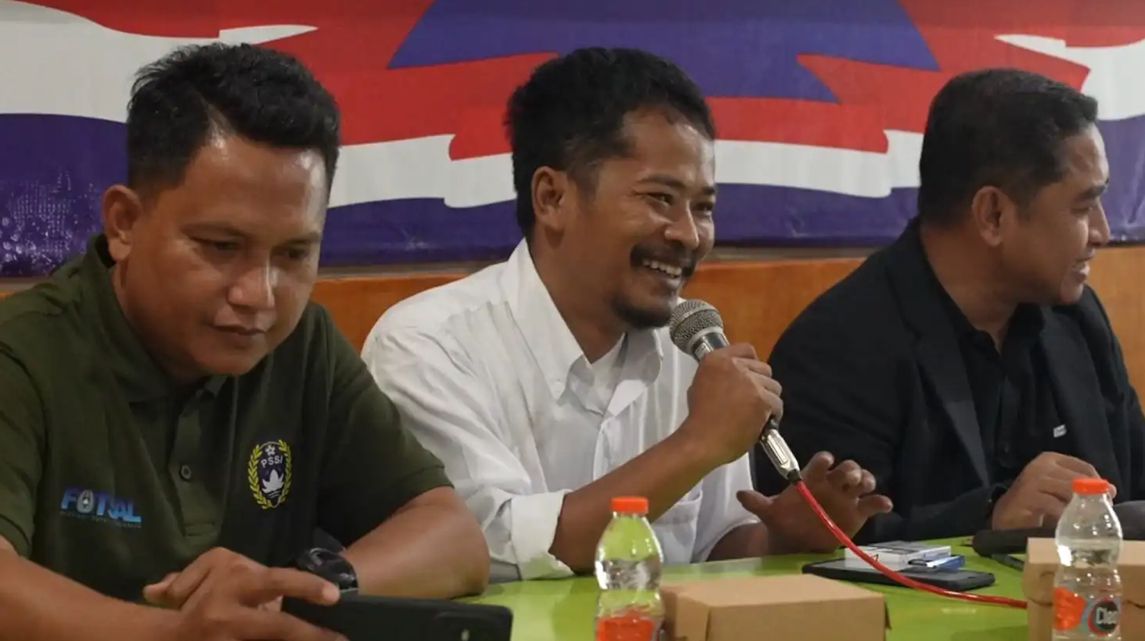 ENERJIK: Anggota DPRD Pamekasan Tabri Syaifullah Munir (pegang mik) mendesak Pemkab Pamekasan untuk menyeriusi perambungan Raperda Olahraga. (Khoyrul Umam Syarif/Kabar Madura)