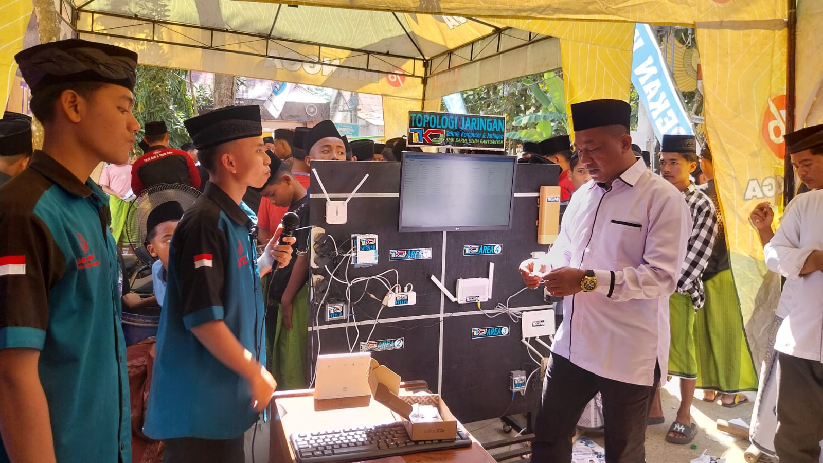 LUAR BIASA: Pekan Karya 1 SMK Duba Banyuanyar menampilkan keterampilan dan inovasi karya siswa. (Khoyrul Umam Syarif/Kabar Madura)