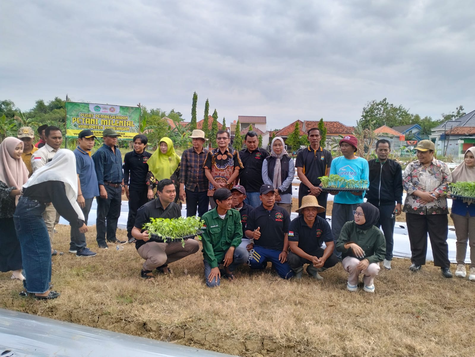 KETAHANAN PANGAN: Peresmian Pusat Belajar Pertanian di Pamekasan ditandai dengan penanaman semangka tanpa biji dan melon di lahan seluas 1,4 hektare. (Tabri/Kabar Madura)