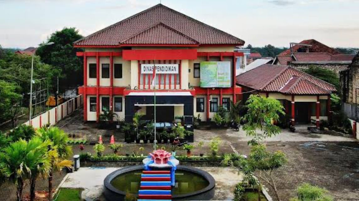 MEWAH: Kantor Disdik Sumenep tampak dari depan. (Ist/Kabar Madura)