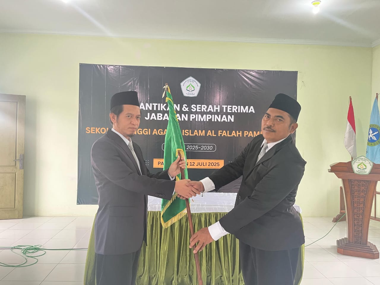 INSPIRATIF: Ketua STAIFA Pamekasan KH. Moh. Syairozi Hefni (kiri) bertekad membawa kampusnya beralih status dari sekolah tinggi menjadi institut. (Khoyrul Umam Syarif/Kabar Madura)