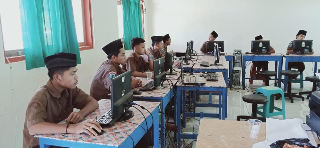 MENUNGGU: Ini suasana kegiatan belajar sekolah umum di Pamekasan. Sementara Sekolah Rakyat hingga kini belum beroperasi. (Khoyrul Umam Syarif/Kabar Madura)