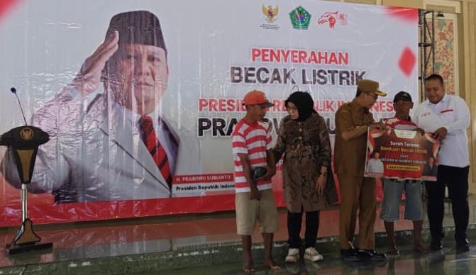 SENJA GEMBIRA: Bupati Pamekasan Kholilurrahman (tengah) menyerahkan secara simbolis bantuan becak listrik gratis dari Presiden Prabowo Subianto. (Khoyrul Umam Syarif/Kabar Madura)