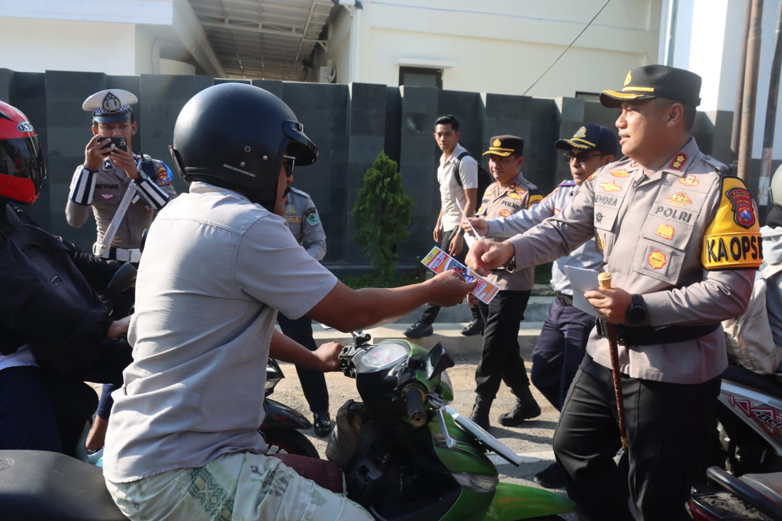 SEMANGAT: Kapolres Pamekasan AKBP Hendra Eko Triyulianto turun ke jalan guna menyukseskan Patuh Semeru 2025. (Khoyrul Umam Syarif/Kabar Madura)