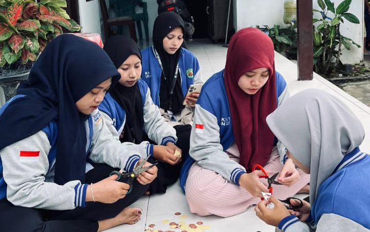 FOKUS: Para mahasiswa KKN-T Posko 18 UIM sedang memproses rebranding jamu tradisional Madura. (Annazily/Kabar Madura)