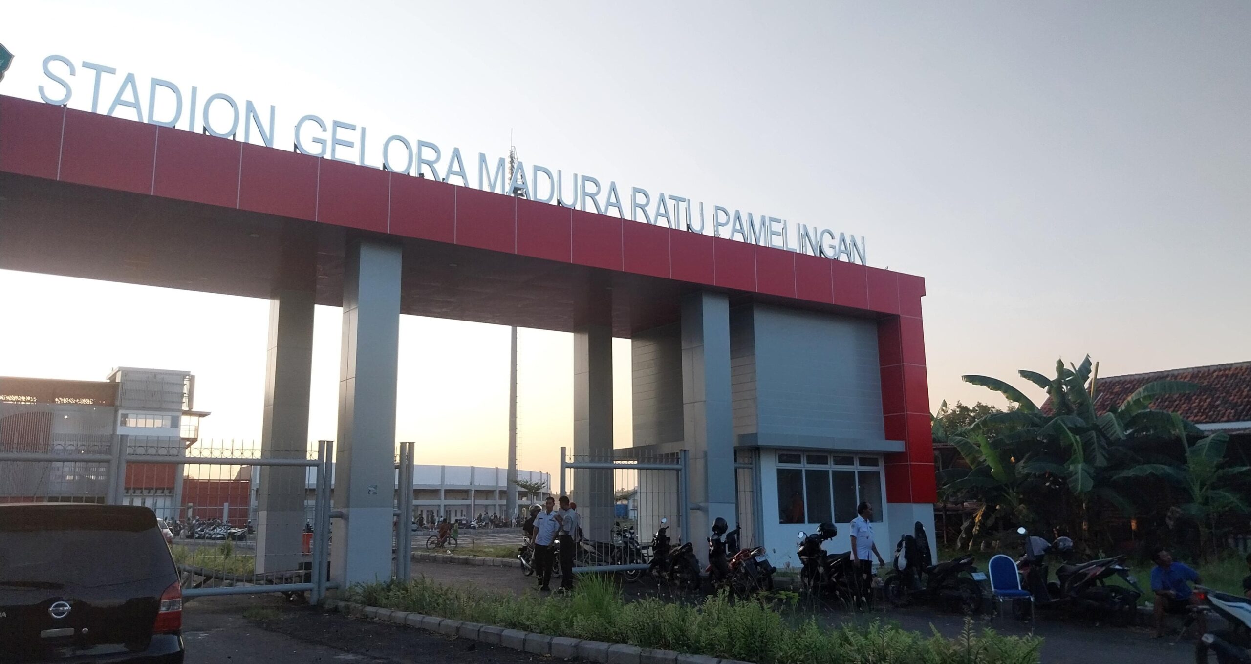 MASIH SEPI: Pemkab Pamekasan terus melakukan penataan lokasi para PKL di SGMRP Pamekasan. (Khoyrul Umam Syarif/Kabar Madura)