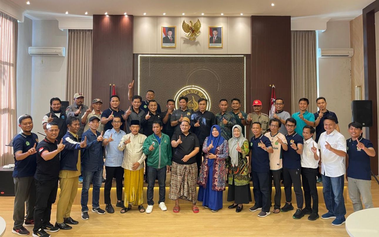 SULTAN MADURA: Haji Her (bersarung) siap mensupport kebutuhan kegiatan olah raga KONI Pamekasan. (Khoyrul Umam Syarif/Kabar Madura)