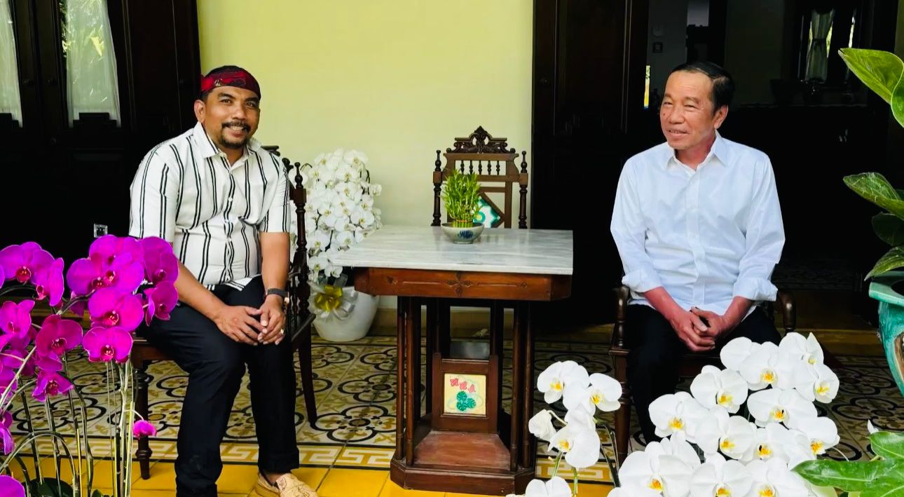 PENUH KEHANGATAN: Marsuto Alfianto saat mengunjungi Presiden Indonesia ketujuh Joko Widodo. (Khoyrul Umam Syarif/Kabar Madura)