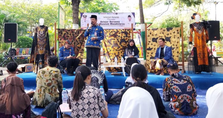 MENCERAHKAN: Disdikbud Pamekasan mengedukasi siswa untuk terus bisa melestarikan budaya membatik. (Khoyrul Umam Syarif/Kabar Madura)