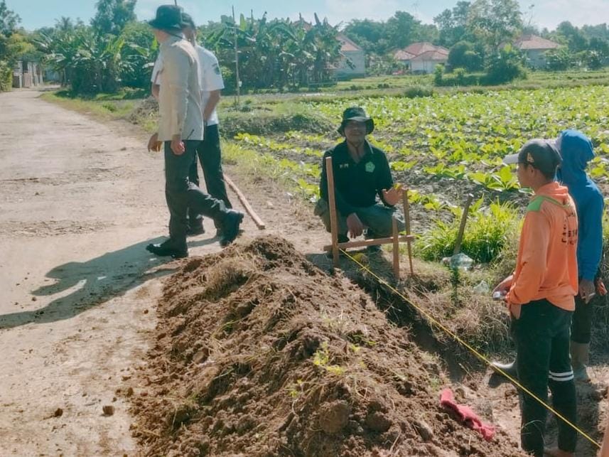 INTERVENSI: Lima PR lokal di Pamekasan membangun jalan kabupaten di berbagai titik. (Khoyrul Umam Syarif/Kabar Madura)