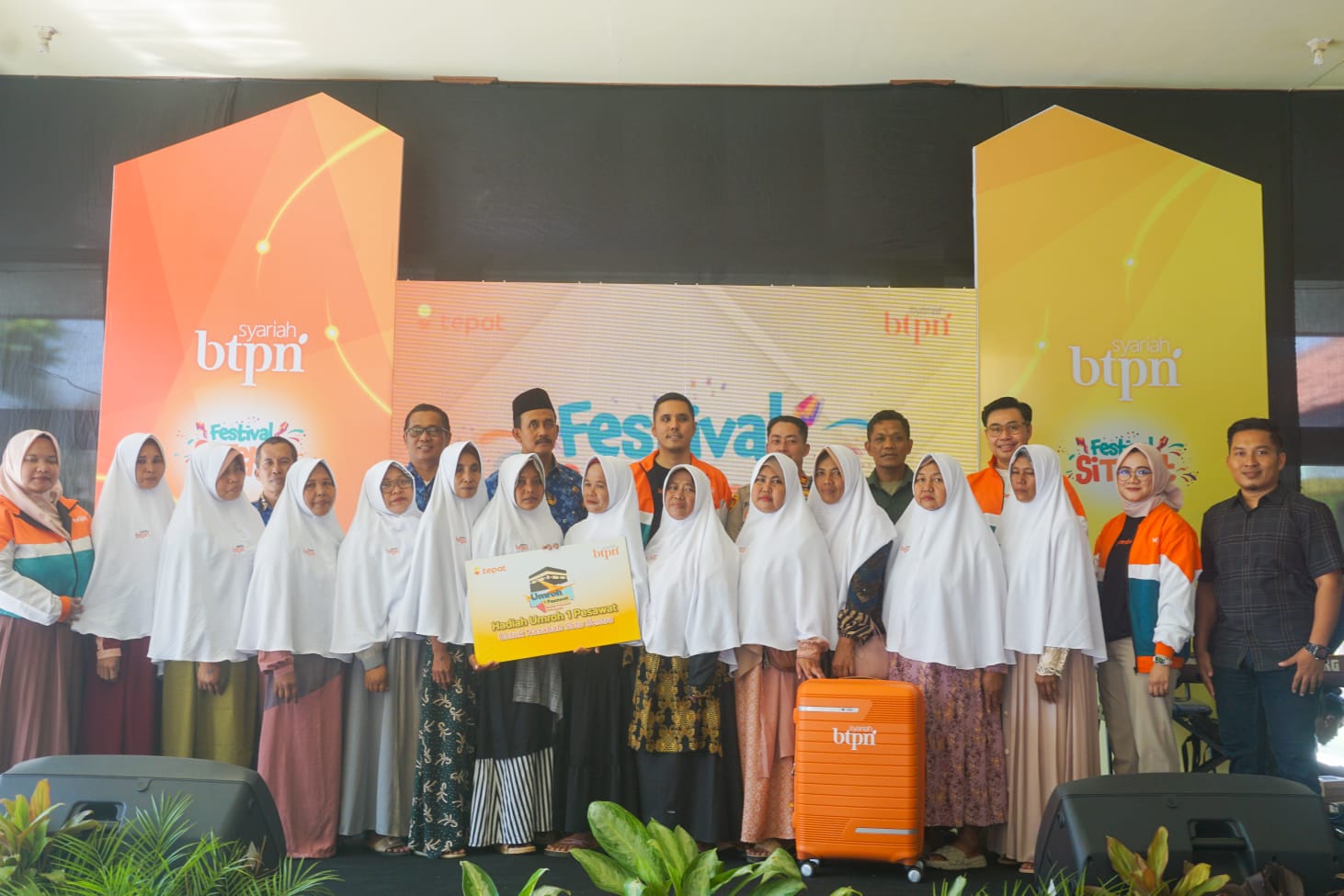 TAMU ALLAH: Sebanyak 12 nasabah asal Pamekasan mendapatkan hadiah umrah dari BTPN Syari'ah. (Audry/Kabar Madura)