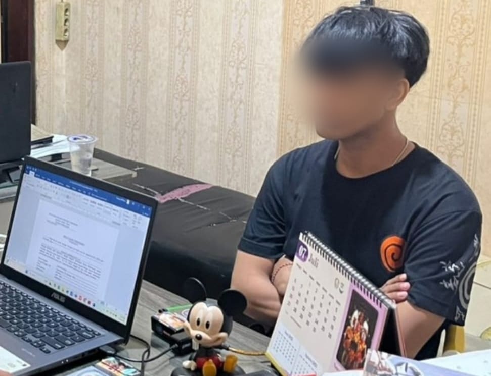 TAK BERDAYA: Seorang aktor LGBT memberikan kesaksian di Mapolres Pamekasan. (Khoyrul Umam Syarif/Kabar Madura)