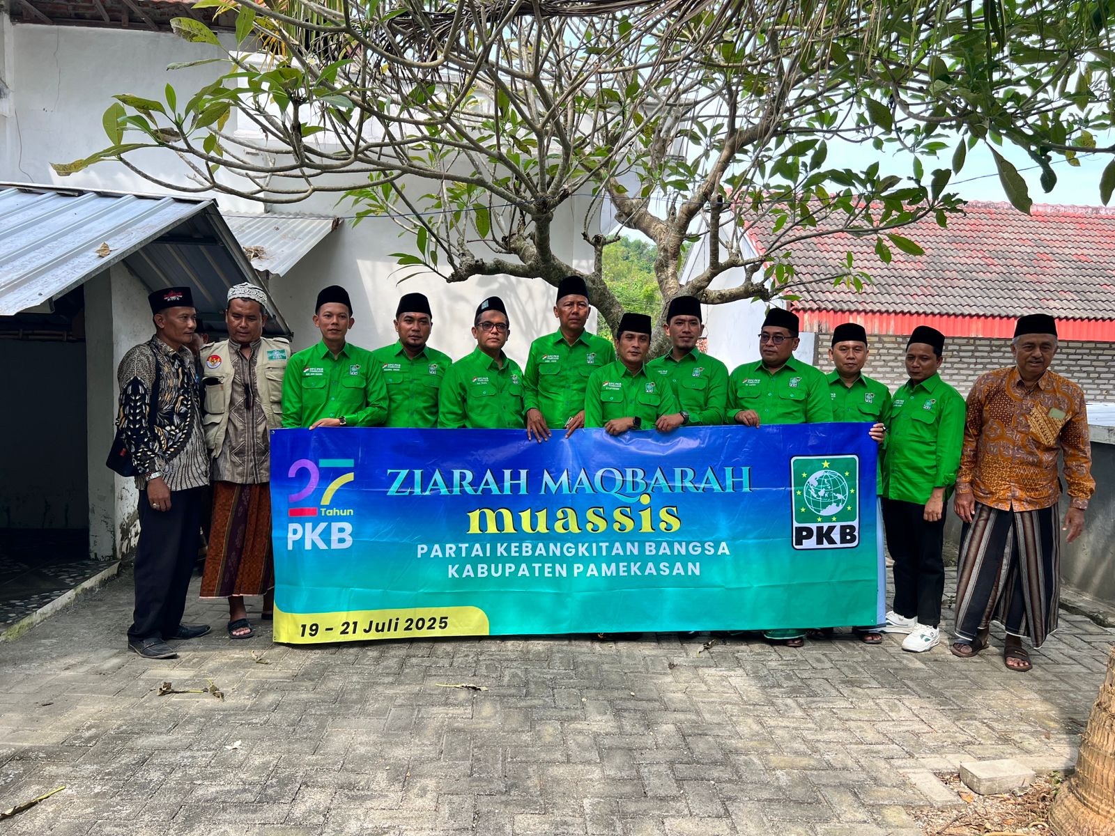 NGAMBRI BERKAH: DPC PKB Pamekasan melangsungkan ziaroh maqbaroh ke makam para pendiri di momentum Hari Lahir ke-27 tahun. (Khoyrul Umam Syarif/Kabar Madura)