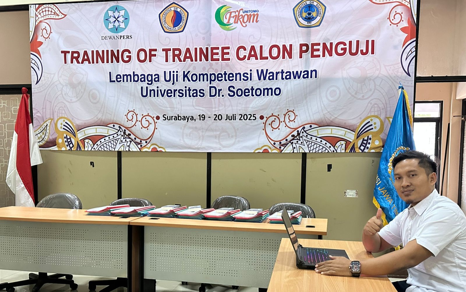 SANGAT BERSYUKUR: Ketua PWI Pamekasan Hairul Anam menjadi satu-satu Penguji UKW Dewan Pers dari Madura. (Khoyrul Umam Syarif/Kabar Madura)