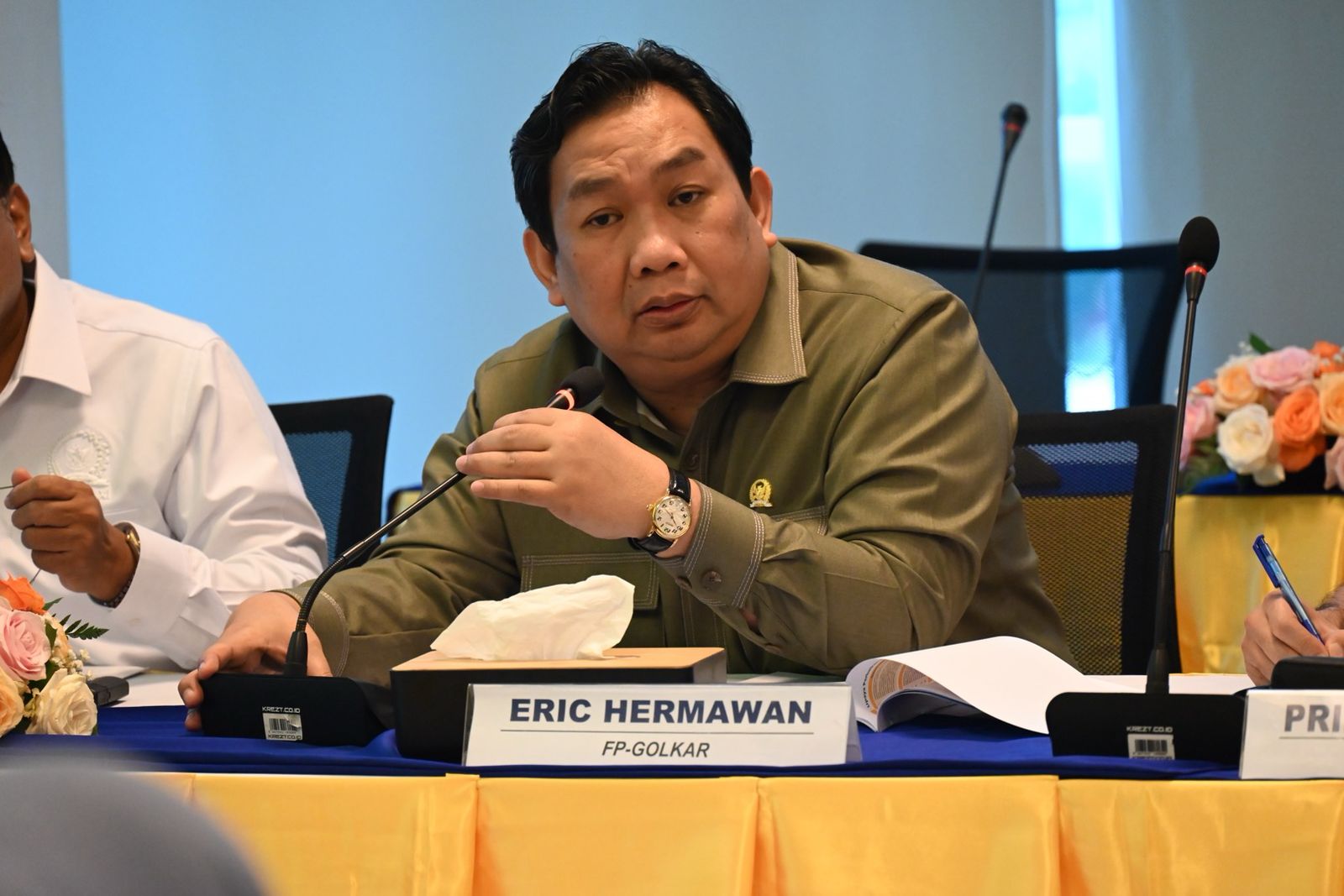 WAJIB ADIL: Anggota Komisi XI DPR RI Eric Hermawan menegaskan bahwa pengusaha rokok yang baru berkembang perlu pembinaan secara intensif. (Khoyrul Umam Syarif/Kabar Madura).