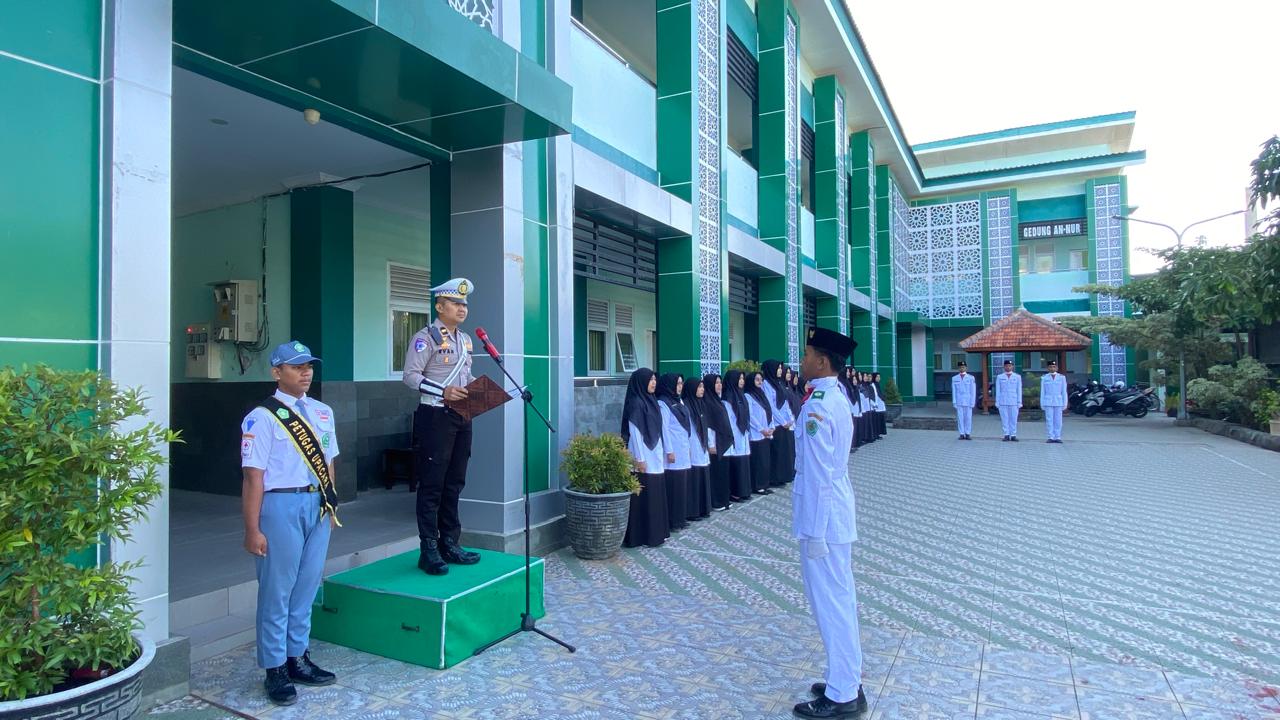 PENCEGAHAN: Kasatgas Preemtif Ipda Yoni Evan Pratama menjadi pembina upacara, yang diikuti 120 siswa, dan dewan guru. (AKP Sri Sugiarto/Kabar Madura)