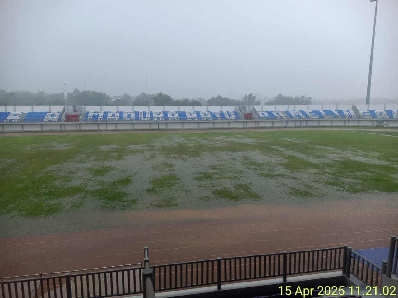 BELUM LAYAK: Kondisi lapangan SGMRP Pamekasan 15 April 2025 saat diguyur hujan deras usai direnovasi. (Ist/Kabar Madura)