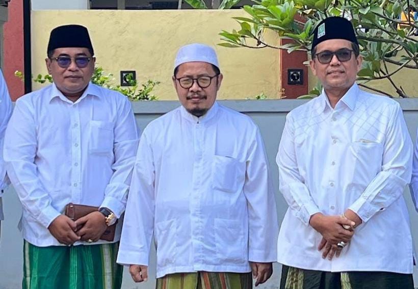 IKHLAS MENGABDI: Ketua Komisi I Dewan Perwakilan Rakyat Daerah (DPRD) Pamekasan H lutfi (kiri) terus bertekad untuk berkontribusi ke bangsa dan agama melalui PKB. (Khoyrul Umam Syarif/Kabar Madura).