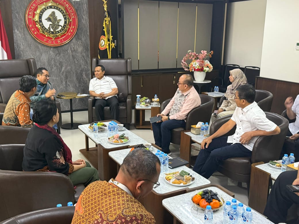 KOLABORATIF: Kabaintelkam Polri dan Ketum SMSI Pusat membahas media siber yang profesional. (Khoyrul Umam Syarif/Kabar Madura)