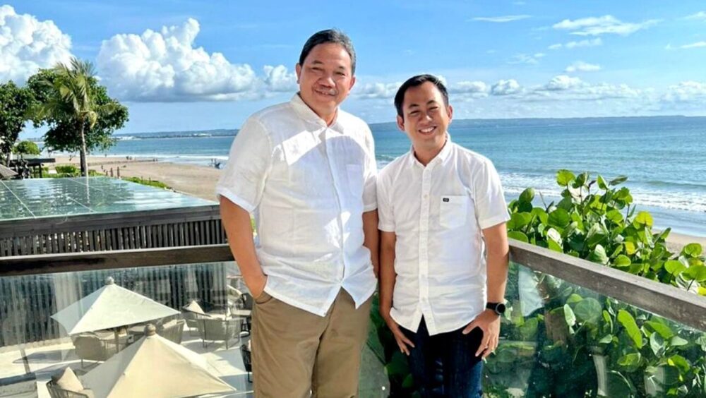 TERANG: As'adi Khas (kanan) saat foto bersama Prof. Achsanul Qosasi