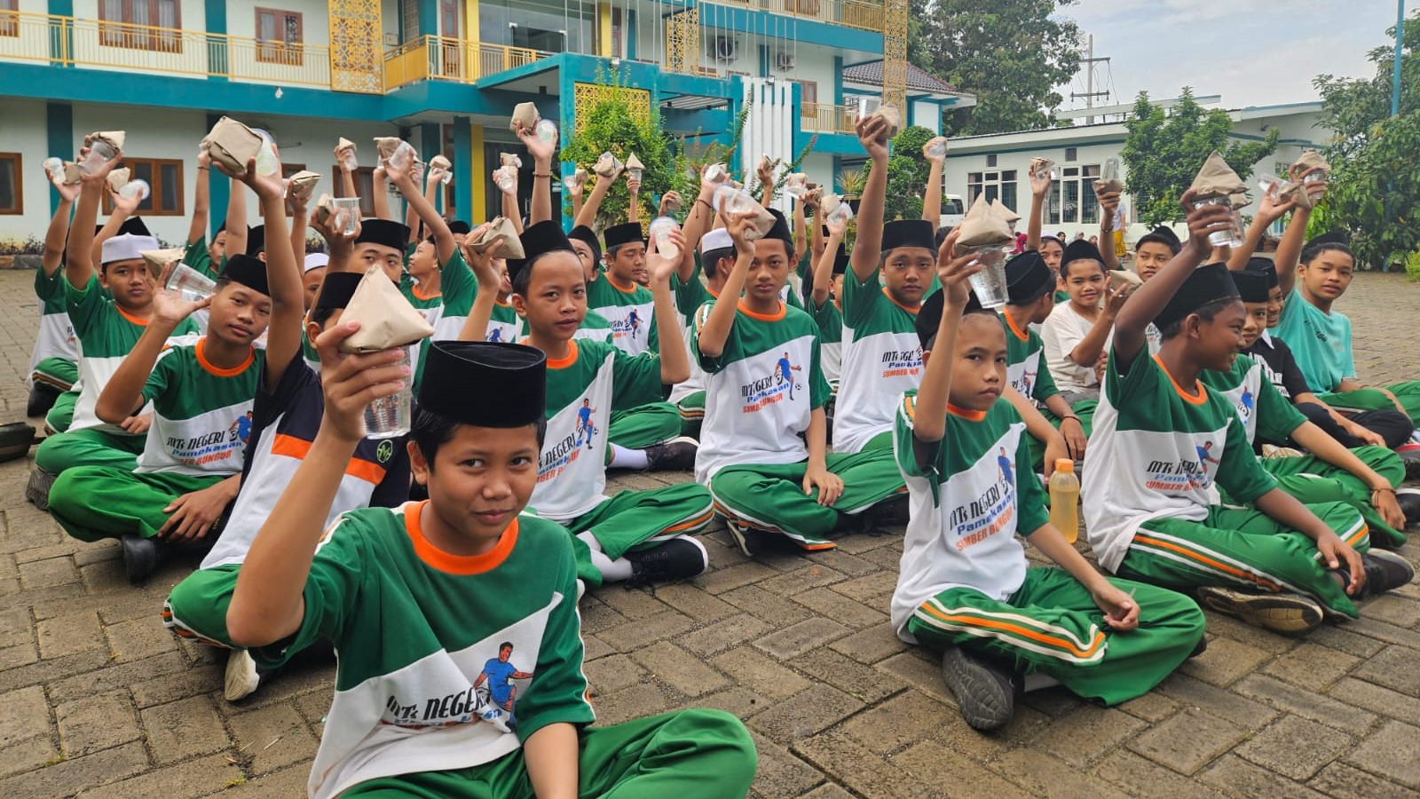 TERBAIK: Para santri di IBS PKMKK Pamekasan mendapatkan pendidikan berkualitas dengan biaya terjangkau. (Khoyrul Umam Syarif/Kabar Madura)