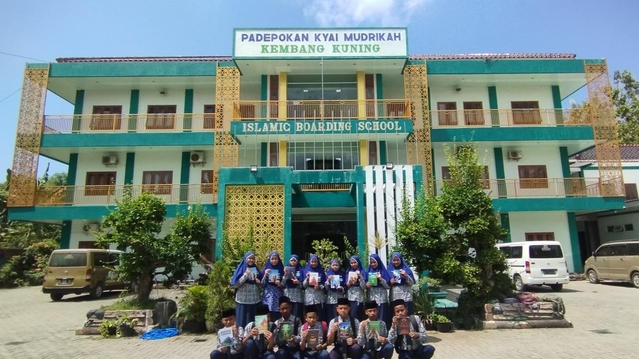 PRODUKTIF: Santri IBS PKMKK Pamekasan dikenal sangat produktif dan berkontribusi besar di bidang literasi. (Ist/Kabar Madura)