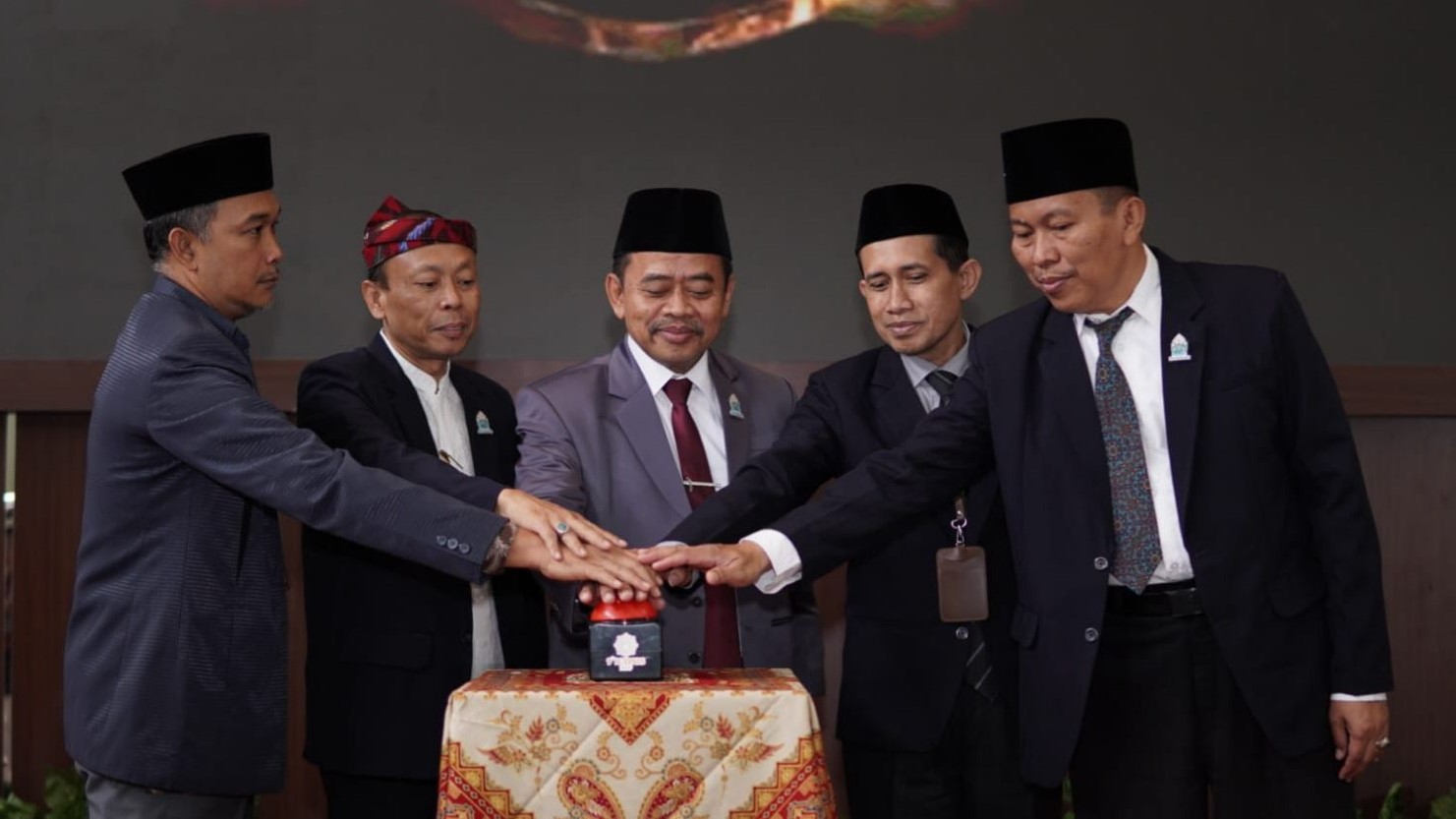MENCERAHKAN: Rektor UIN Madura Prof. Dr. Saiful Hadi (tengah) menyinggung transformasi IAIN menuju UIN saat membuka ICONIS 2025. (Khoyrul Umam Syarif/Kabar Madura)