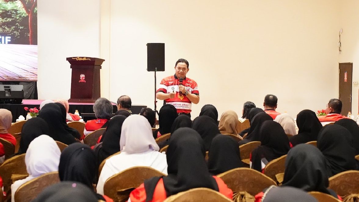INSPIRATOR: Saat sambutan di Harlah ke-10 KUP Pojur, Prof Achsanul Qosasi mengulas pesan penting yang diterimanya dari Kiai Baha. (Khoyrul Umam Syarif/Kabar Madura)