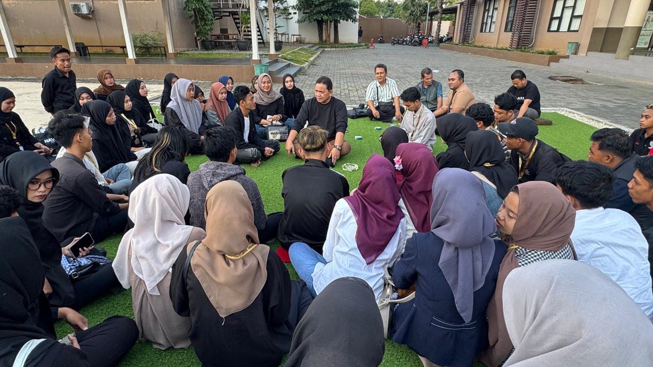 BERBAUR: Prof. Achsanul Qosasi memberikan pencerahan kepada panitia orientasi mahasiswa baru UNIBA Madura. (Moh Razin/Kabar Madura)