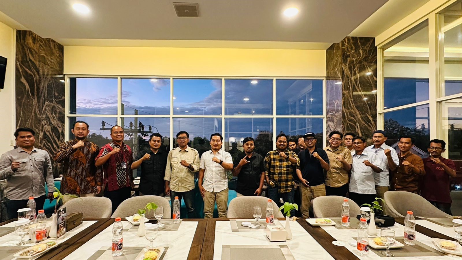 KEPEDULIAN: Para Pemred media di Madura menggelar pertemuan di Front One and Azana Style Hotel Pamekasan. (Khoyrul Umam Syarif/Kabar Madura)