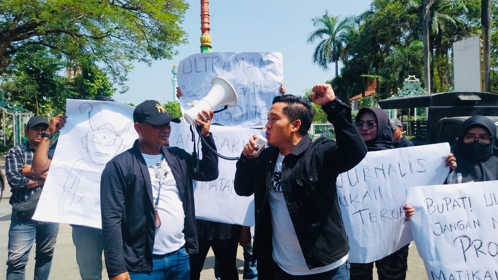 TEGAS: Wartawan se-Pamekasan mendatangi kantor Bakorwil usai menggelar aksi solidaritas guna mengutuk sikap arogan Bupati Situbondo. (Khoyrul Umam Syarif/Kabar Madura)