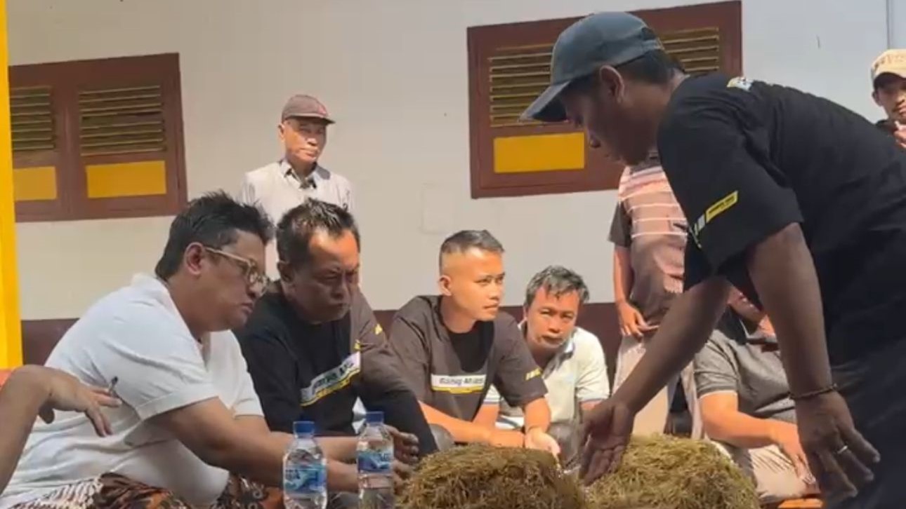 SULTAN MADURA: H Her membeli tembakau dari petani dan pengepul di Bojonogoro dan Temanggung. (Khoyrul Umam Syarif/Kabar Madura)