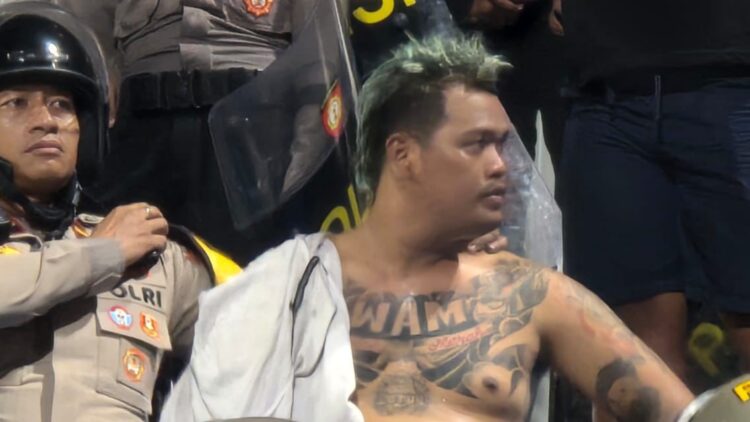 LAYAK DILAWAN: Oknum suporter Persis Solo bersikap provokatif, sehingga membuat laga Madura United vs Persis Solo diwarnai kericuhan antarsuporter. (Khoyrul Umam Syarif/Kabar Madura)