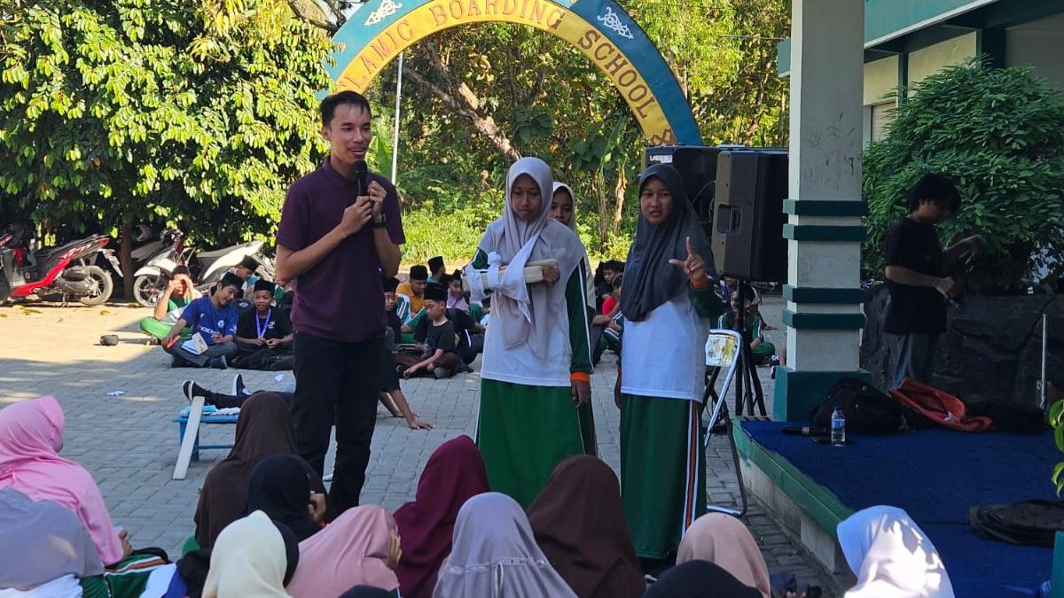 LUAR BIASA: Santri IBS Padepokan Kyai Mudrikah tampak serius menyimak penjelasan dari Tim Mitigasi Nusantara. (Khoyrul Umam Syarif/Kabar Madura)