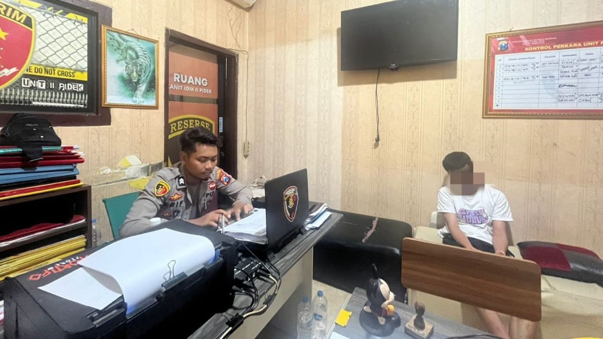 TAK BERDAYA: Oknum suporter Persis Solo yang diduga jadi provokator kericuhan diringkus di Mapolres Pamekasan. (Khoyrul Umam Syarif/Kabar Madura)
