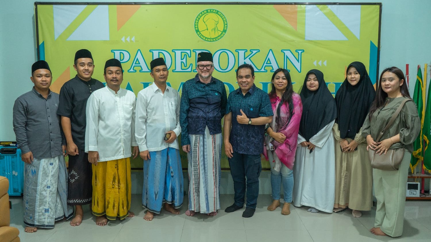 LUAR BIASA: Mr. Lawson Vaughan Lewis mengunjungi IBS PKMKK sekaligus berbagi wawasan kepada santri. (Khoyrul Umam Syarif/Kabar Madura)