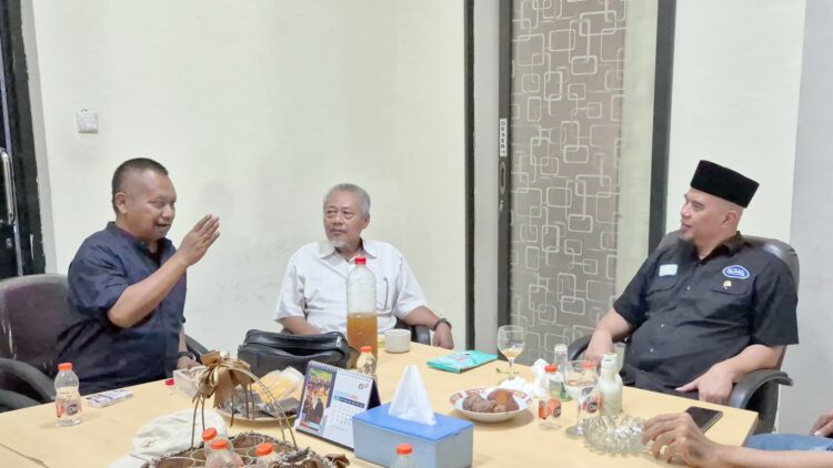 MENAKJUBKAN: Anggota DPR RI Ahmad Dhani reses di PWI Jatim dan berkomitmen untuk memperbaiki sistem pembinaan olahraga prestasi. (Khoyrul Umam Syarif/Kabar Madura)