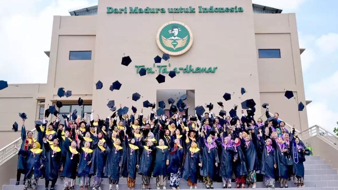 UKIR SEJARAH: 1.200 maba UNIBA Madura tahun ini ingin mengujir titel sarjana seperti para seniornya. (Moh. Razin/Kabar Madura)