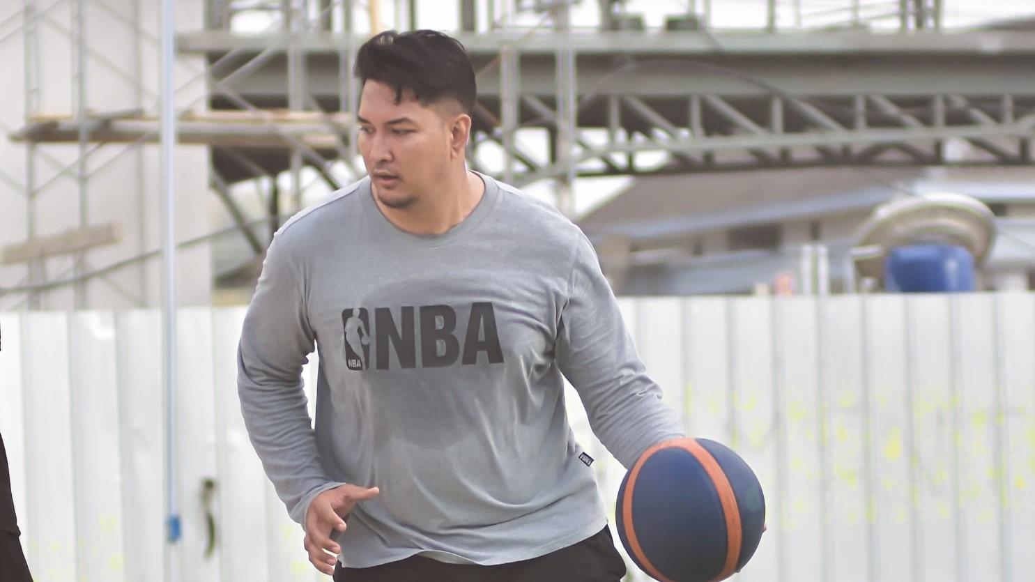 Krisna Guntur Saputra: Pelatih basket UNIBA Madura. (Moh. Razin/Kabar Madura