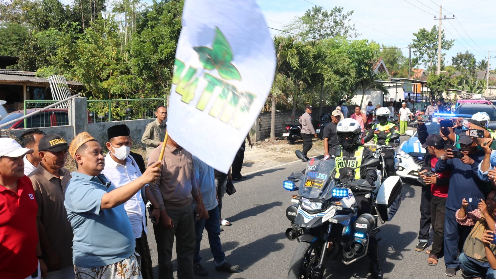 TANCAP GAS: CEO Bawang Mas H Khairul Umam melepas konvoi ratusan mobil pikap yang membawa hasil pembelian tembakau petani Madura. (Khoyrul Umam Syarif/Kabar Madura).