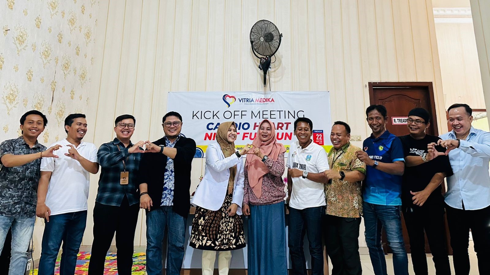 ENERJIK: dr. Vitriyaturrida (jas putih) foto bersama peserta konferensi pers di Klinik Vitria Medika Pamekasan. (Khoyrul Umam Syarif/Kabar Madura)