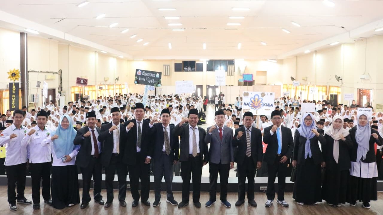 GANERASI EMAS: Sebanyak 1.528 Maba mengikuti pembukaan PBAK 2025 di Auditorium UIN Madura. (Khoyrul Umam Syarif/Kabar Madura)