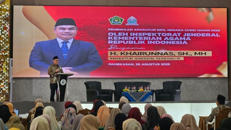MENCERAHKAN: Kepala Inspektur Jenderal Kemenag RI KH. Khairunnas menyampaikan arahan di UIN Madura. (Khoyrul Umam Syarif/Kabar Madura)