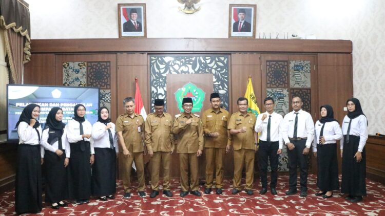 ATENSI: Bupati Pamekasan KH. Kholilirrahman saat melantik dan mengambil sumpah PPPK. (Khoyrul Umam Syarif/Kabar Madura)