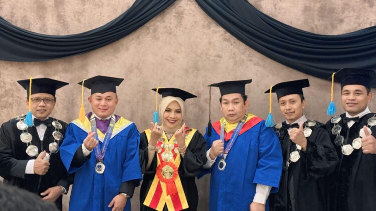 TERUS BERKEMAJUAN: Eric Hermawan (tiga dari kanan) foto bersama petinggi Unitomo Surabaya. (Slow/Kabar Madura)