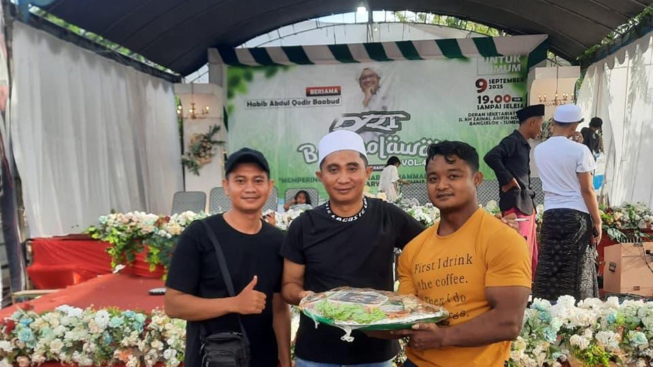 TEBAR MANFAAT: Owner DRT The Big Family Shafwan Wahyudi (tengah) saat merayakan HUT ke-21 DRT. (Moh Razin/Kabar Madura)