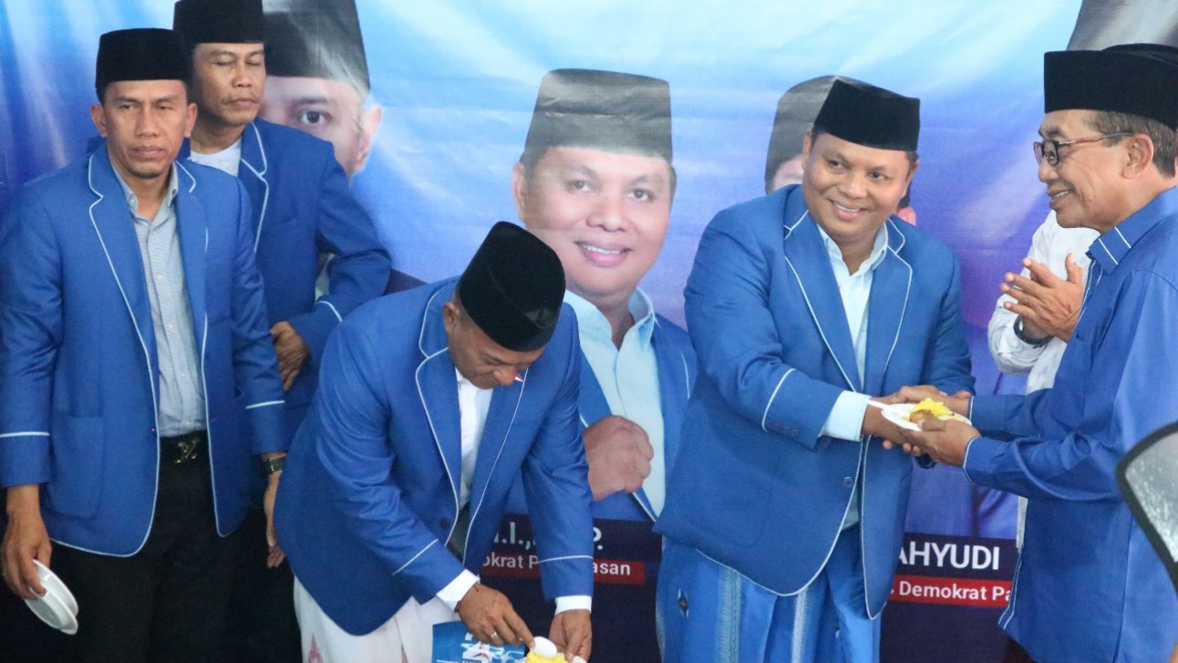 LUAR BIASA: DPC Partai Demokrat Kabupaten Pamekasan merayakan HUT ke-24 partai berlambang mercy itu. (Khoyrul Umam Syarif/Kabar Madura)
